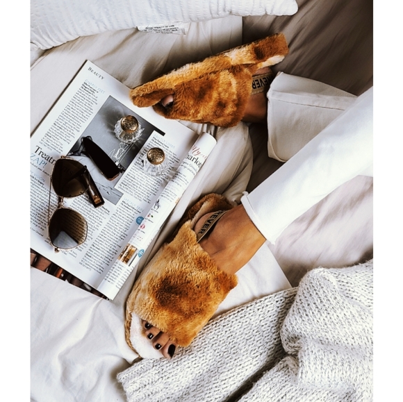 🚨END OF SUMMER SALE furry slippers - Picture 3 of 6